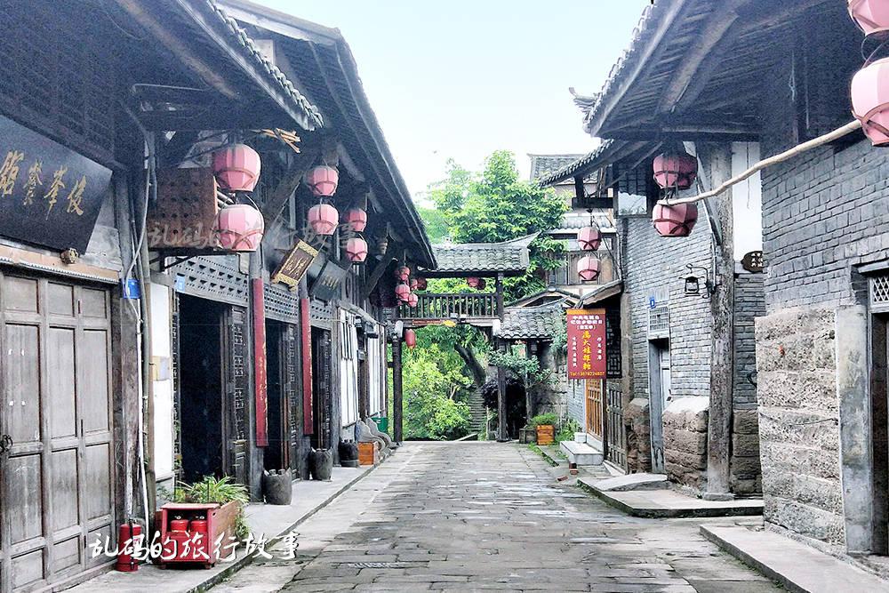 背带裙给人一种比较有活力的感觉，该怎么系背带裙的扣子？游戏画面
